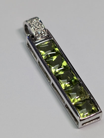 18ct White Gold Diamond/Green Stone Pendant