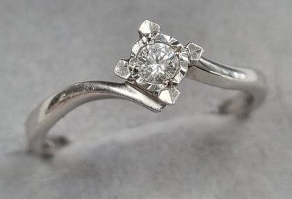 9ct white gold diamond ring  