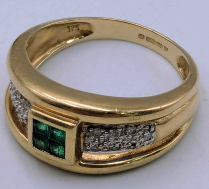 9CT 375 YELLOW GOLD RING, WITH STONES. 4.5G, SIZE:R/60, BOXED