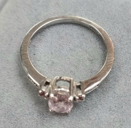 9ct White Gold Ring with Subtle Pink Stone size 