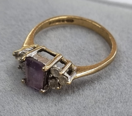 9ct gold ring purple/clear stones.