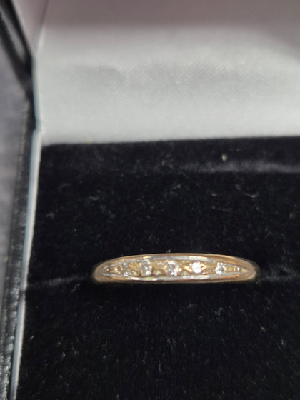 9ct Yellow Gold Ring With Clear Stones - 1.29G - Size M. Hallmarked