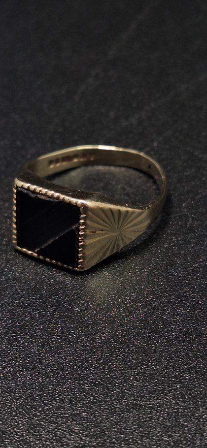 9CT Yellow Gold Signet Ring With Black Stone - Size T - 3.89 Grams