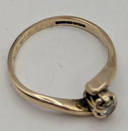 375 9CT HALLMARKED, YELLOW GOLD, TWISTING BAND WITH SINGLE STONE, SIZE:M, 2G, BOXED