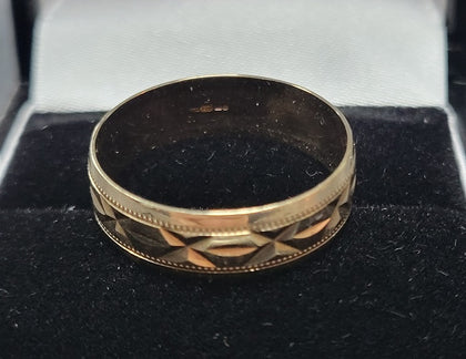 9ct Yellow Gold Patterned Band Ring - 2.13G - Size R. Hallmarked