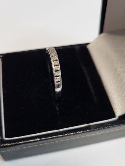 9ct White Gold Ring with Clear Stones - Size P - 1.75g