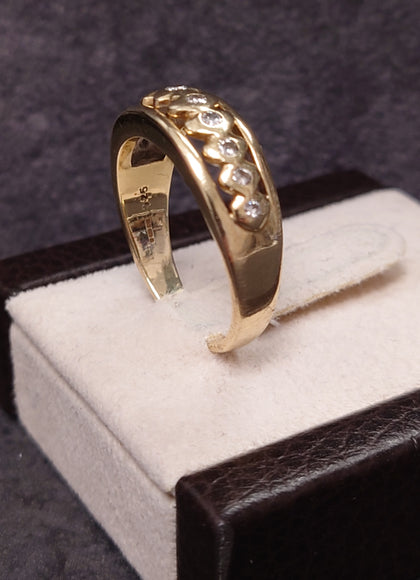9ct Yellow Gold & Diamond Band Ring - Size T