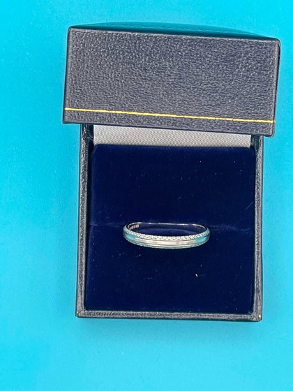 18CT WHITE GOLD RING