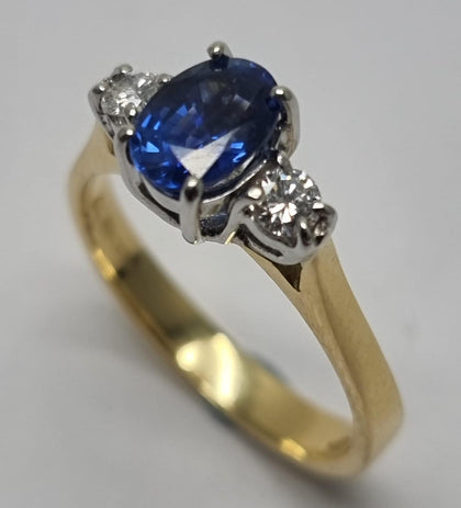 18ct Oval Cut Blue Sapphire Diamond 3 Stone Engagement Ring - Size L (RRP £2550).