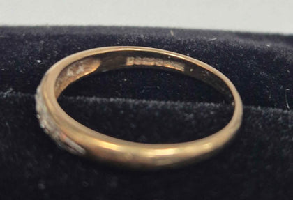 9ct Yellow Gold Ring With Clear Stones - 1.29G - Size M. Hallmarked