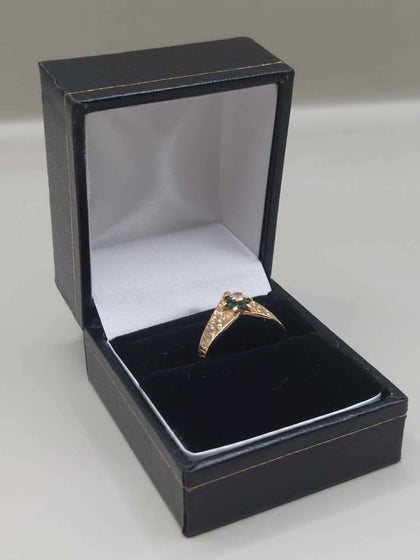 9K (375 Hallmarked & Tested) Gold Ring With Green Stones, Weight: 2.2g, Size: N