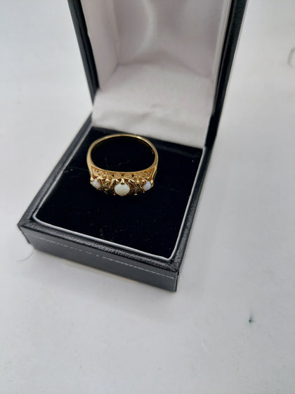 9ct Yellow Gold Ring With 3 Costume Pearl Stones - Size S - 3.40 Grams - Fully Hallmarked.