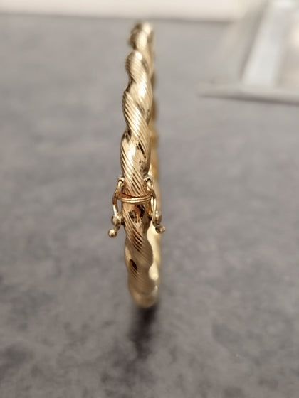9ct Yellow Gold Ladies Hinged Bangle 63.5mm inside diameter -4-5mm width