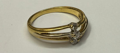 18CT YELLOW GOLD RING WITH DIAMONDS SIZE N