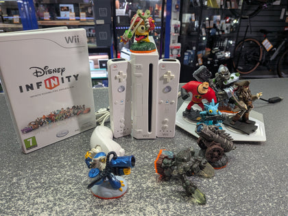 Nintendo Wii Console,2 x Controllers Plus Skylanders Set