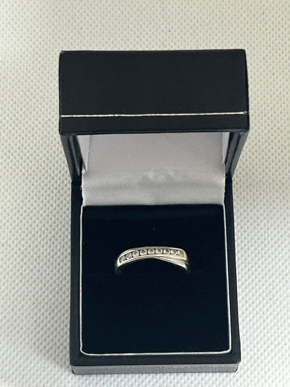 Ladies 9 stone 9ct white gold ring 1.5G Hallmarked  375 size Q.