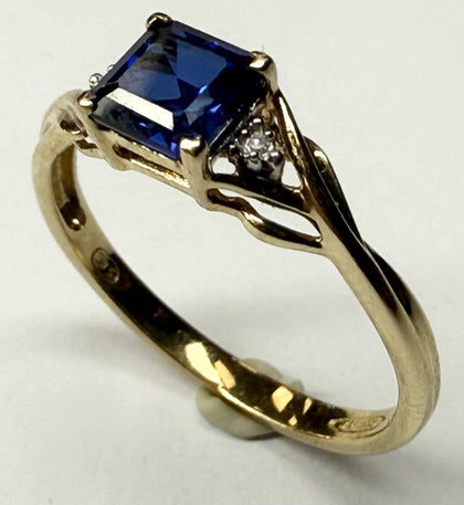 9CT GOLD RING WITH BLUE STONE SIZE L1/2