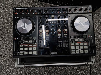 Native Instruments TRAKTOR KONTROL S4 MK2 DJ Controller – Flight Case & Cables