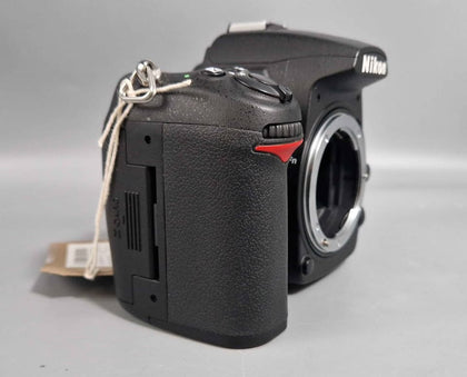 Nikon D7000 Body Only (Lens with scratch on front)