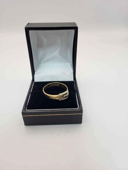 18CT - Yellow Gold Buckle Ring - 3.82G - Size R. Hallmarked.