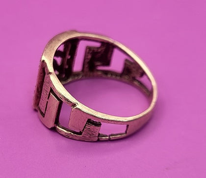 9CT - Yellow Gold Leaf Motif Ring - 4.6g - Size U