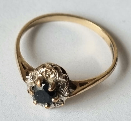 9CT GOLD RING WITH BLACK STONE 