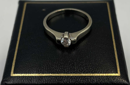 585 14ct 3g White Gold size O with box