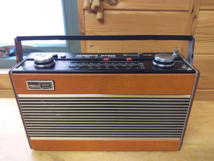 Roberts R800 1980s AM/FM Transistor Radio in excellent used condition.