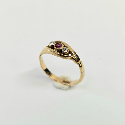 18ct Yellow Gold three stone ring size K