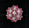 375 9CT YELLOW GOLD RING W/ RED& CLEAR STONES, SIZE 7.5, 4.97G