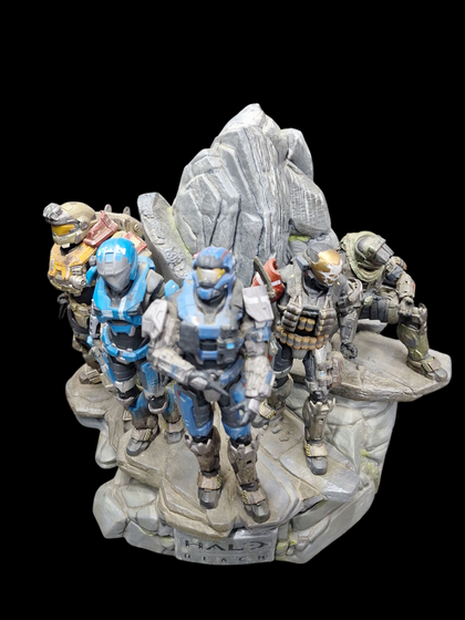 Halo Reach Legendary Edition Microsoft Xbox 360 statue and unsc box