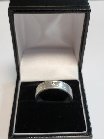 Platinum (950) Band Ring with Clear Stone - Size R - 13.2g