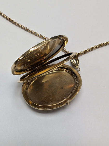 9CT GOLD LOCKET WITH 20