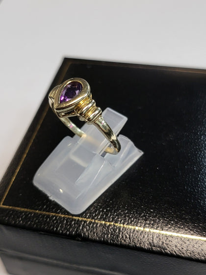 9ct Yellow Gold Ring with Purple Teardrop Stone - Size N - 1.78g total - Hallmarked