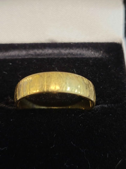 22ct Yellow Gold Patterned Band Ring - 3.77G - Size M. Hallmarked