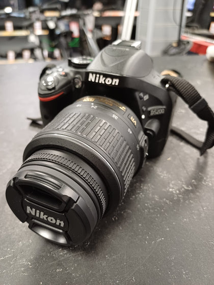 Nikon D5200 with Nikon DX VR 18-55mm lens, Nikon DX VR 55-200mm lens and Meike MK320 Speedlight