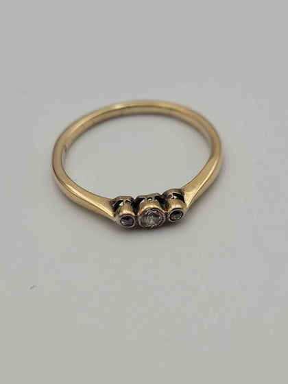 18ct Yellow Gold Cubic Zirconia Trilogy Ring – Size O – 2.08g