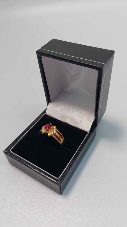 18ct Yellow Gold (750) Ladies Ring With White & Red Stones (Not DIA Or Ruby) - Size M - 5.01 Grams