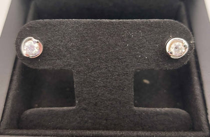 Pre-owned 18ct White Gold diamond stud earrings full hallmarked 1.74g