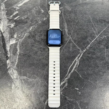 Apple Watch SE 1st Gen 44mm GPS Space Grey Aluminum - White band