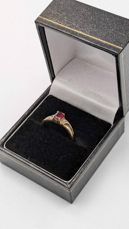9ct Yellow Gold Oval Red Stone Accent Cocktail Ring - 2.74 Grams - Size P