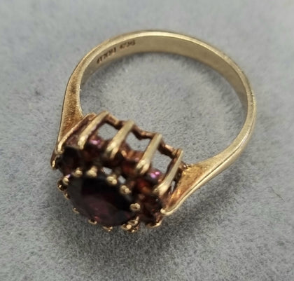 9ct Gold Garnet Ring.