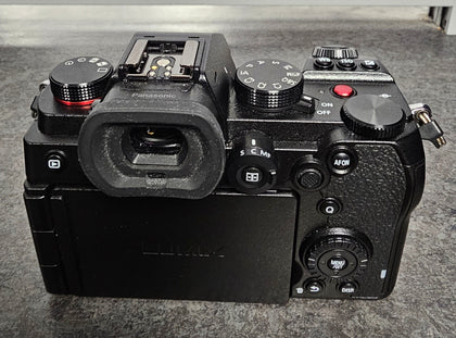 Panasonic Lumix S5 Full-Frame Mirrorless Camera with 20-60mm Lens Kit