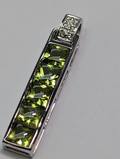 18ct White Gold Diamond/Green Stone Pendant