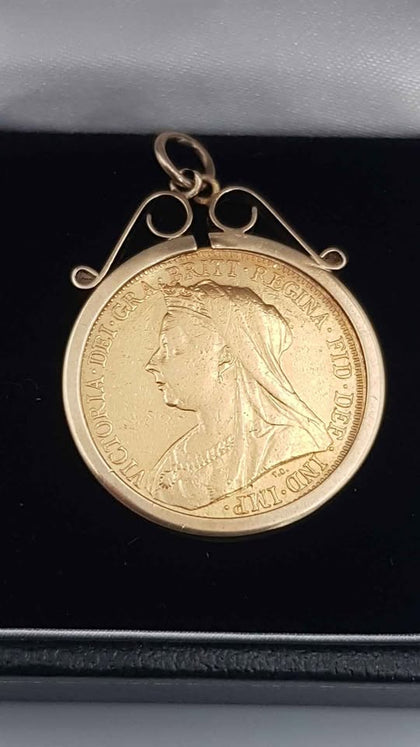 22ct Full Sovereign (7.9g) in 9ct mount/ chain (1.5g) holder. Year 1899