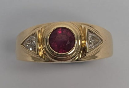 18ct Gold 0.62ct Ruby and Diamond Ring Three Stone Ring  Set- Size K (RRP £3800).