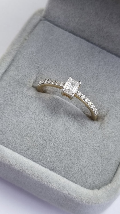 18ct gold diamond ring size N1/2