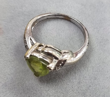 9ct White Gold Peridot & Diamond Ring size N