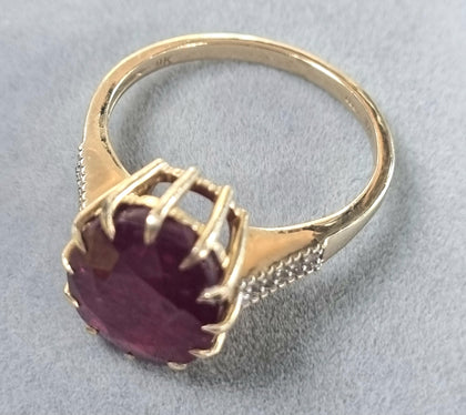 9ct Gold Ring with Red stone & diamond 