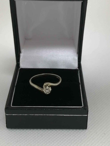 Ladies hallmarked 9ct white gold diamond ring, size N 1.8grams.